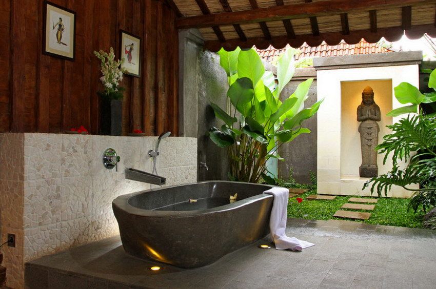 Ванная комната, оборудованная на веранде загородного дома