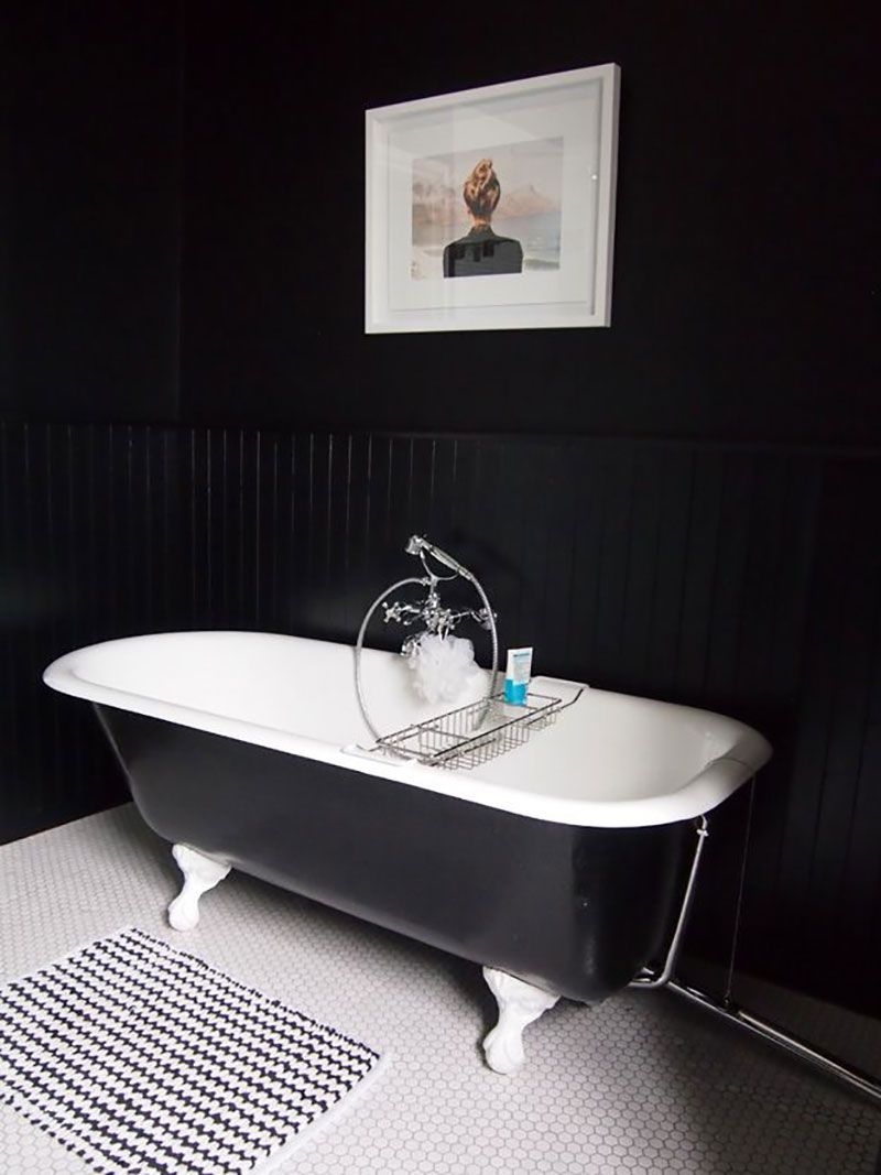 Черные стены в ванной создают ощущение защищенности и спокойствия