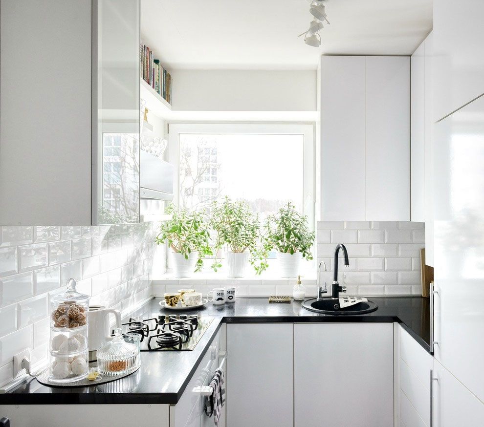 Маленькая и стильная кухня, выдержанная исключительно в белом цвете