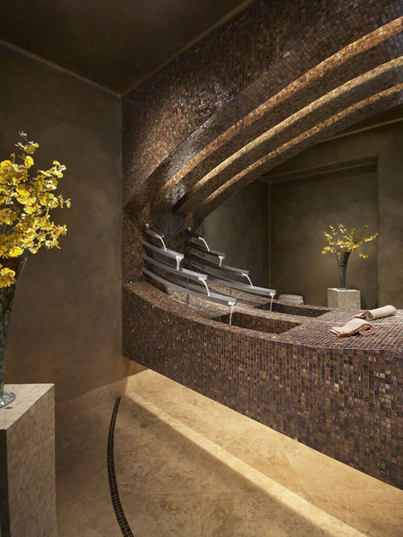 Стильный интерьер ванной комнаты с использованием мозаики + уникальный каскадный кран