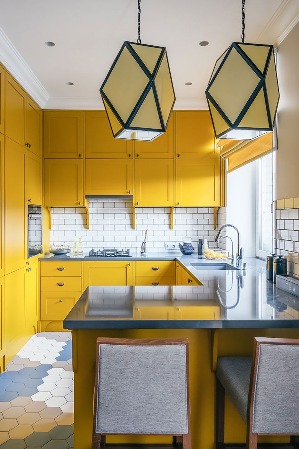 Желтая мебель в помещении П-образной планировки смотрится невероятно привлекательно