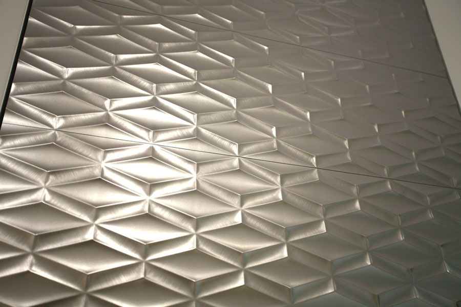 Металлизированная плитка от Aparci, больше похожая на стальные листы, чем на керамику, актуальна как никогда.