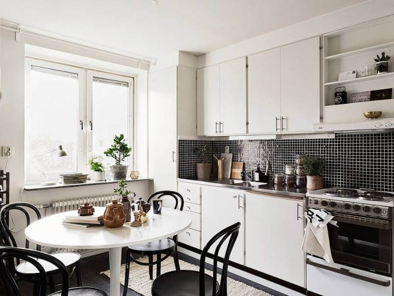 Малогабаритное пространство кухни за счет белого цвета визуально получило объем