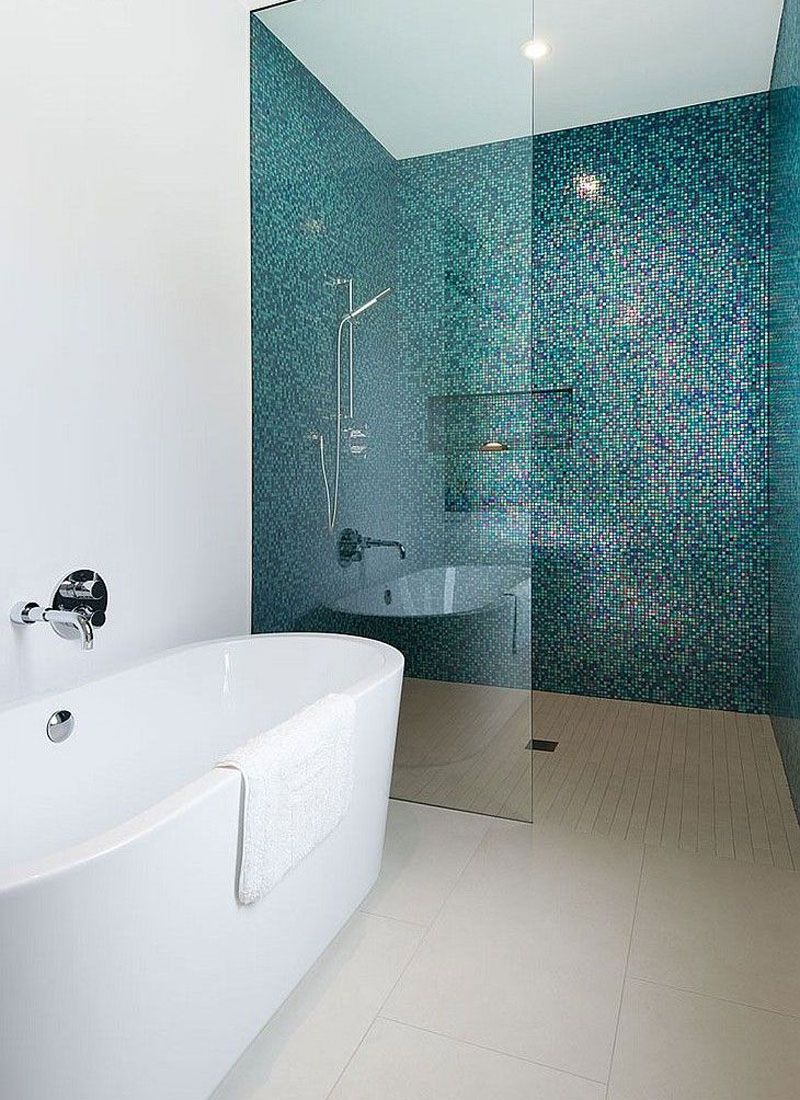 Оригинальная ванная с мозаичной плиткой синего и изумрудного оттенков