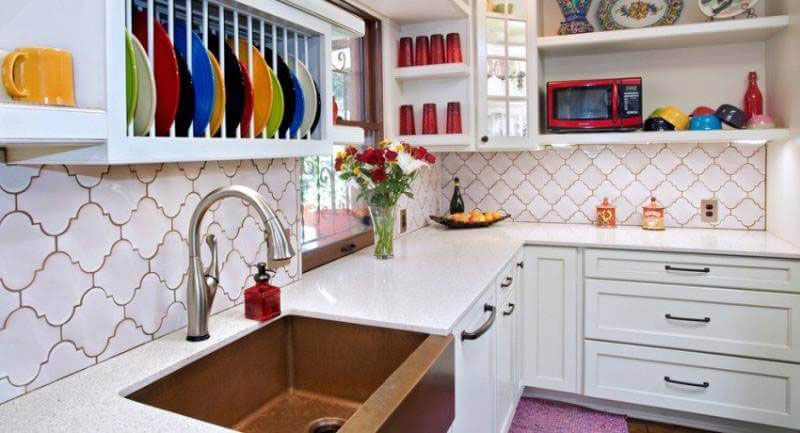 Светлое и однотонное оформление может быть разбавлено красочными деталями в виде посуды, кухонной утвари