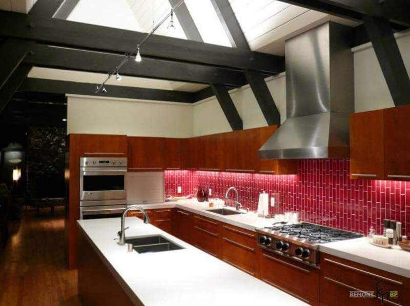 Кафель красного цвета в пространстве кухни «лофт» смотрится необычно и вызывающе