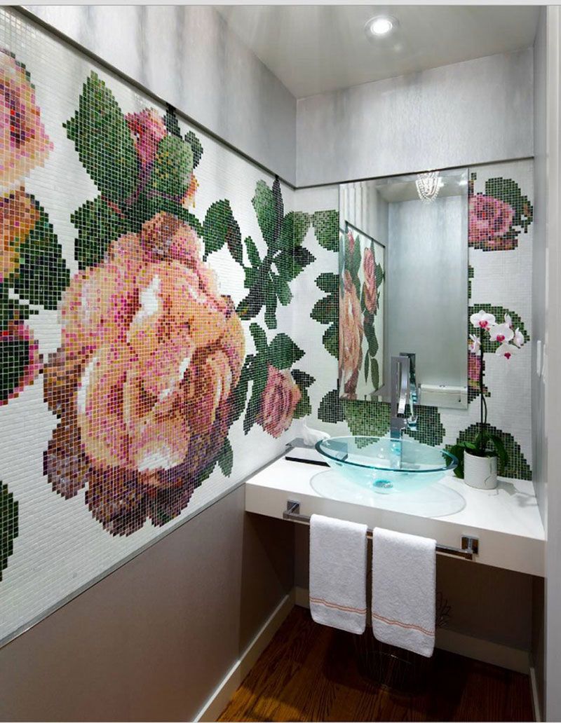 Колоритный рисунок из пышных роз, выполненный с помощью мозаики