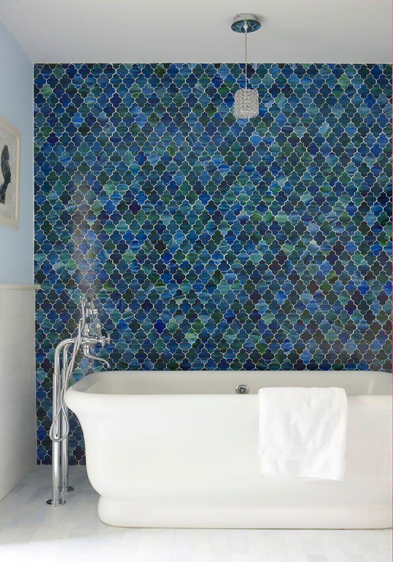 Стеклянная мозаика вычурной формы в сине-зеленой гамме в отделке ванной комнаты
