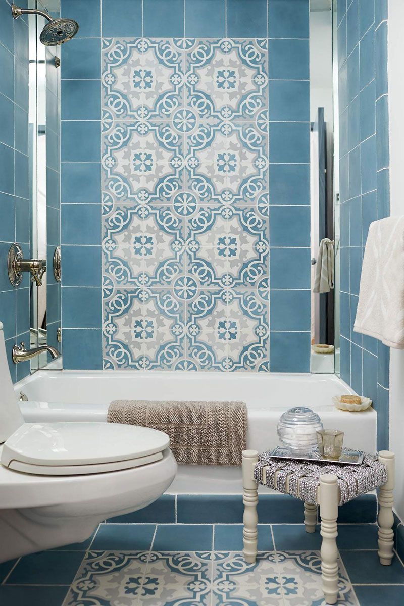 Синяя ванная со вставками орнаментальной плитки