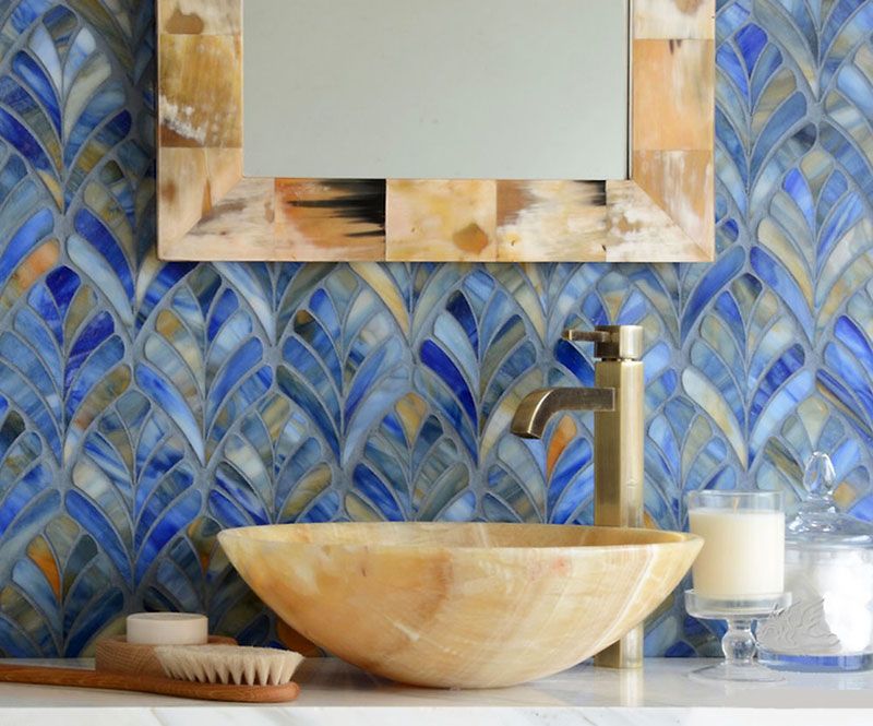 Гармоничное сочетание цвета охры и синих оттенков в интерьере ванной комнаты