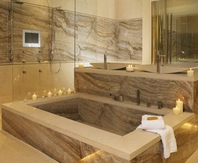 Ванная комната облицованная плиткой из натурального травертина.