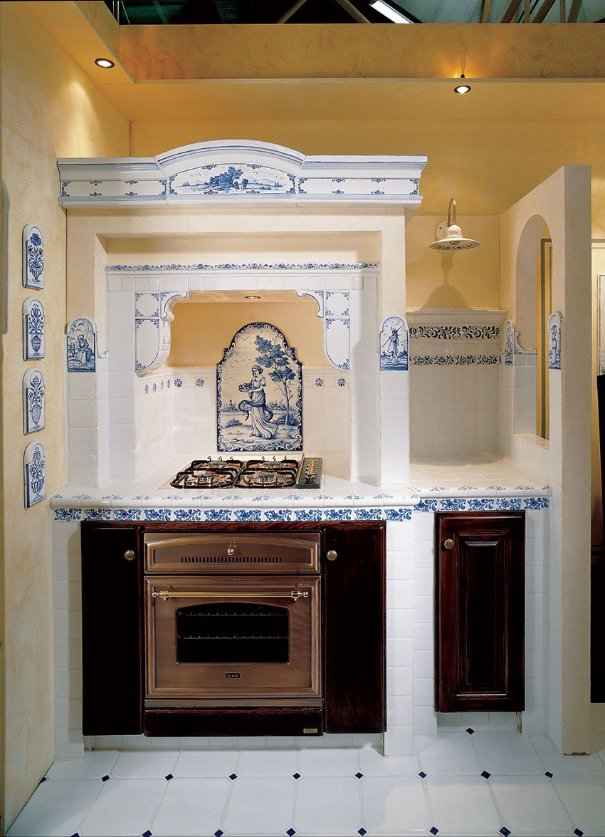 Дизайнерская кухня, облицованная плиткой с ручной росписью