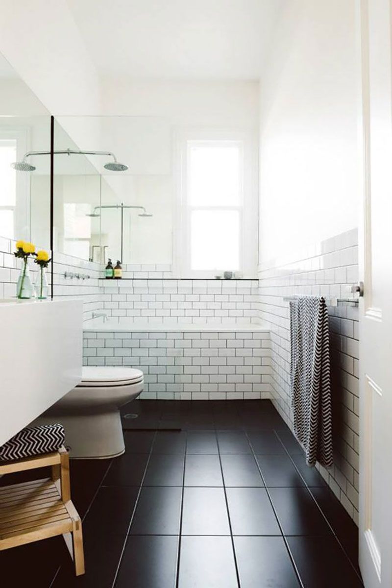 Визуальное увеличение ванной за счет белых стен, белого потолка и черного пола