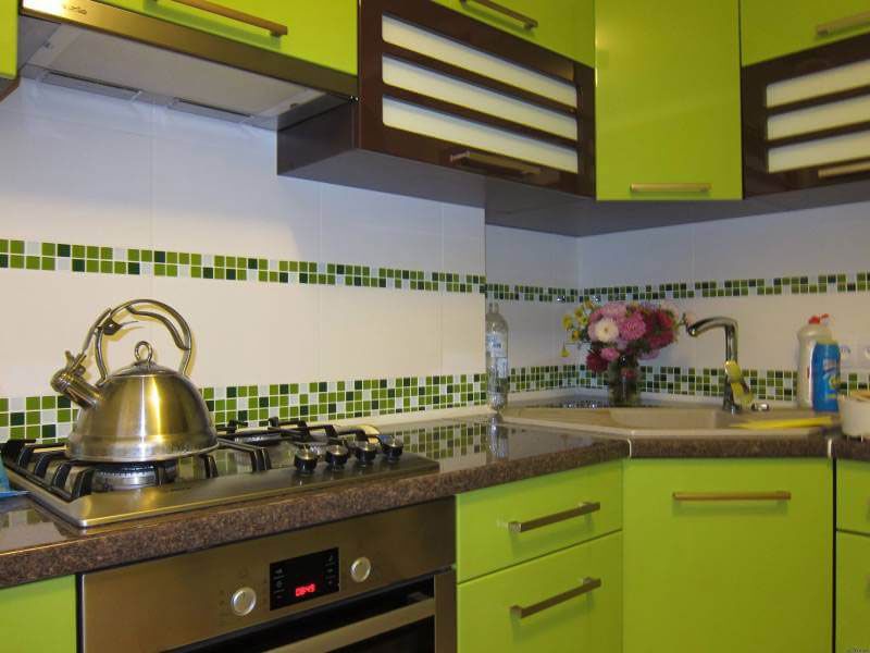 В дизайне современной кухни мозаика использовалась в дополнение к основной отделке на кухонном фартуке