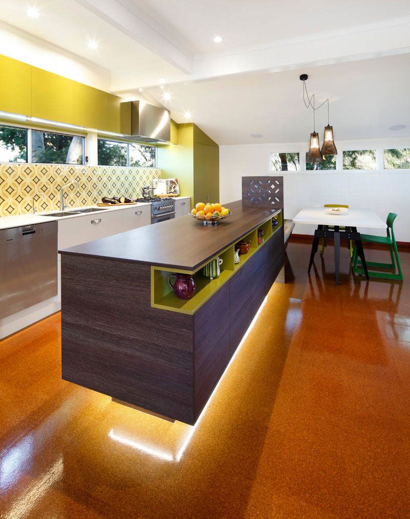 Узорчатая желто-серая плитка в фартуке кухни и оливковые зеленые акценты