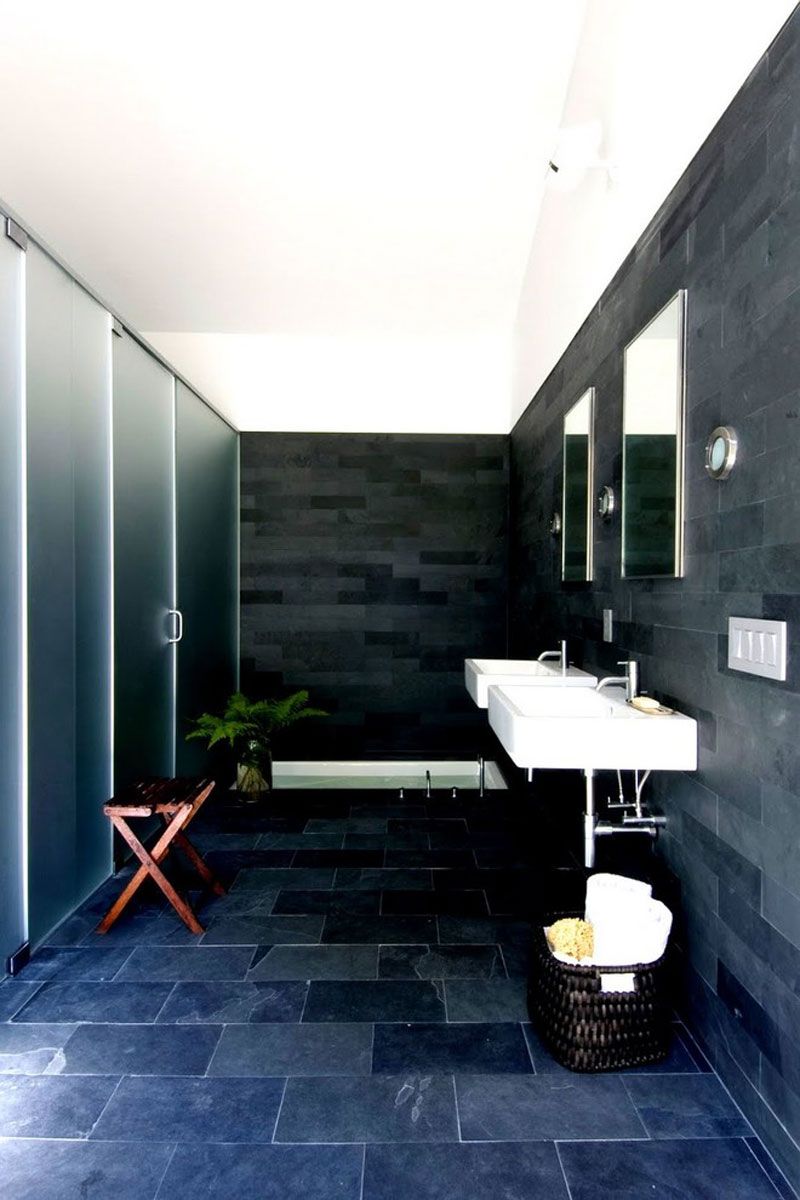 Ванная комната в темно-синих тонах с белоснежным потолком