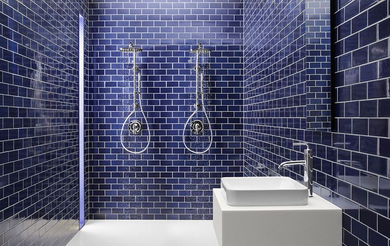 Ванная комната облицованная плиткой насыщенного синего цвета