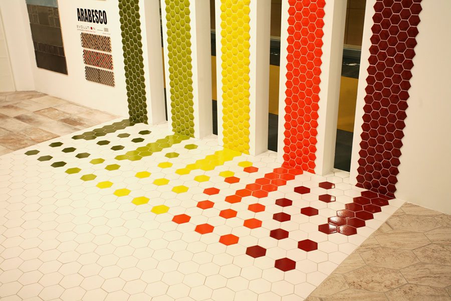 Коллекция объемной облицовки 3Dhex фабрики Natucer для стен прекрасно комбинируется с плоской шестигранной напольной плиткой.