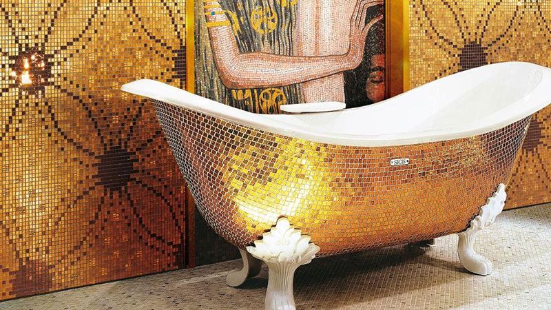 Роскошный интерьер с использованием золотой мозаики
