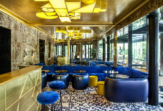 Парижсое кафе "El Café Francés" в сочных красных и синих цветах