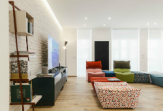 Современный дизайн квартиры с традициями и ярким акцентом