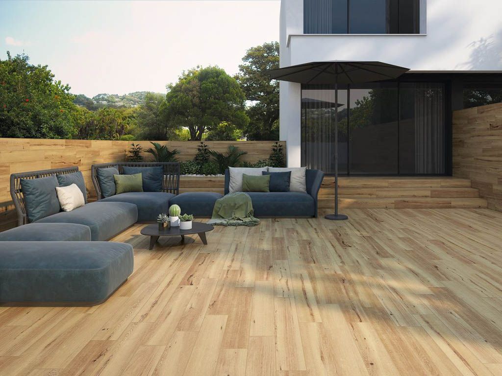 Керамогранит в имитации дерева используют в отделке пола и стен открытых площадок, зон барбекю и бассейна