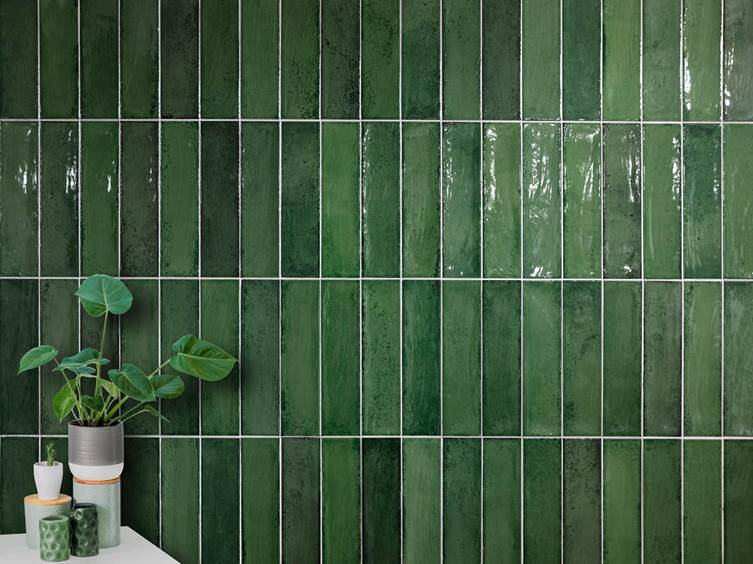 Зеленый акцент: 5 способов использовать цветную плитку, не перегружая пространство