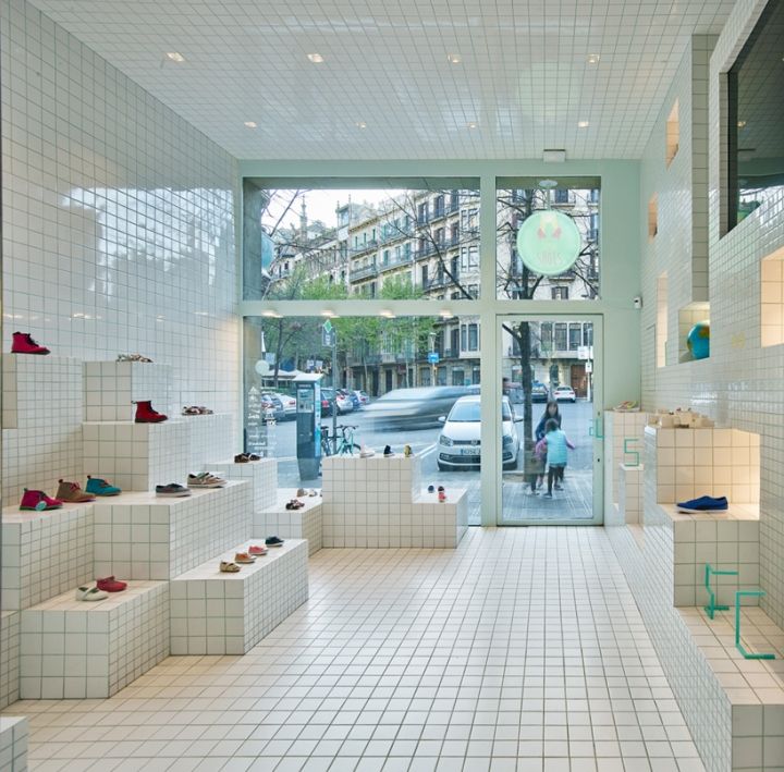 Дизайнерский магазин обуви для детей в Барселоне