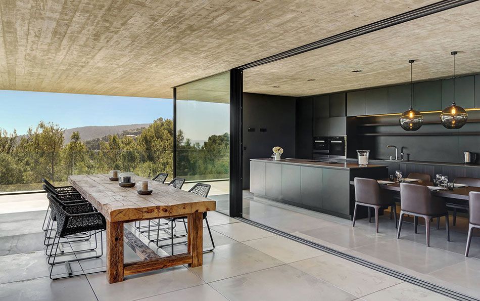 Керамическая плитка в дизайне кухни с выходом на балкон