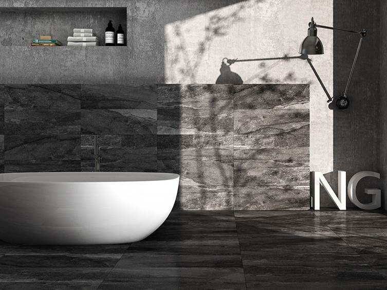 фактурный керамогранит под камень в темных оттенках в ванную комнату