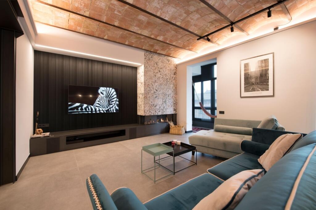 В квартире преобладают современные детали слегка агрессивного дизайна в стиле лофт: облицовочный кирпич в отделке большей части стен.