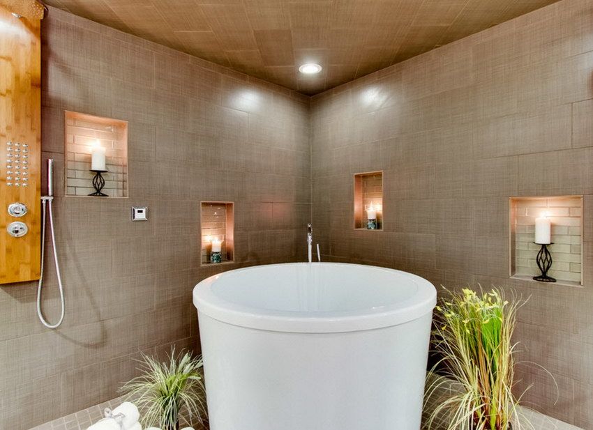 «Японскую» ванную, словно обтянутую тканью, удалось получить благодаря керамической плитке
