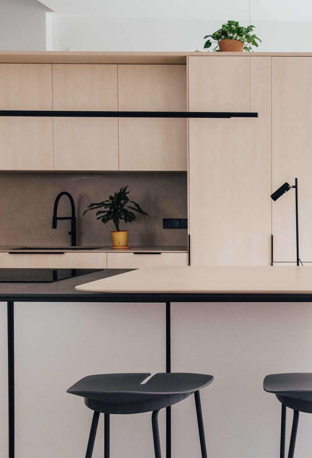 Кухонный «остров» становится ключевым компонентом для разграничения интерьера