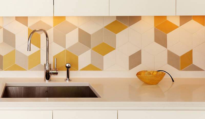 Плитка стала акцентной в кухонном интерьере благодаря геометрическому рисунку