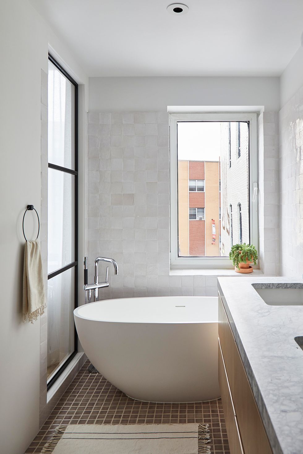 Вместо того, чтобы полностью облицевать плиткой все стены ванной комнаты (или стены по всей высоте во влажных частях комнаты, к примеру, в области душа), попробуйте положить плитку в полвысоты стены