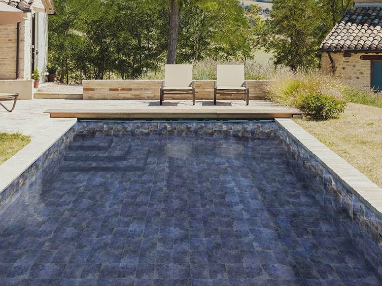 глянцевый керамогранит для уличного бассейна