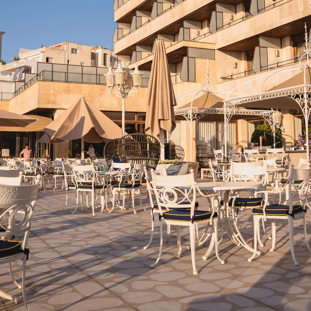 Великолепный вид отеля Gran Melia Victoria с отделкой керамогранитом Великолепный вид отеля Gran Melia Victoria с отделкой керамогранитом