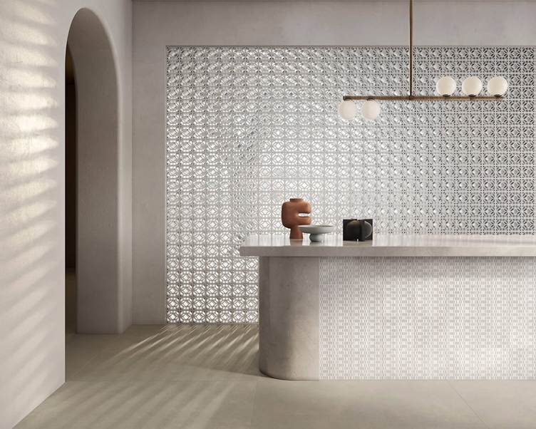 крупноформатный керамогранит серо-бежевого оттенка с мягким матовым блеском