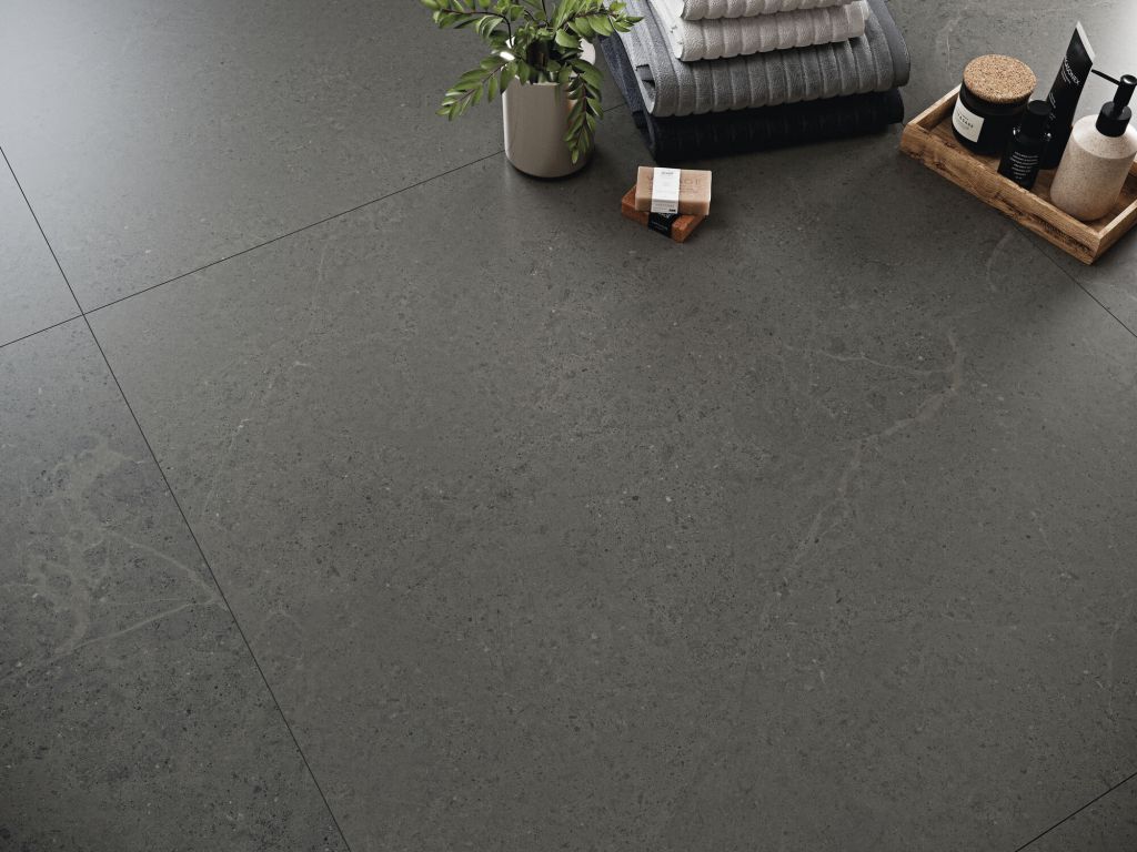 Одним из наиболее модных в последние годы вариантов стала керамическая плитка "под бетон".