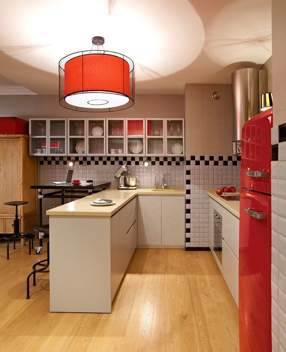 Интерьер кухни с яркими акцентами, плавно переходящий в гостиную в английском стиле