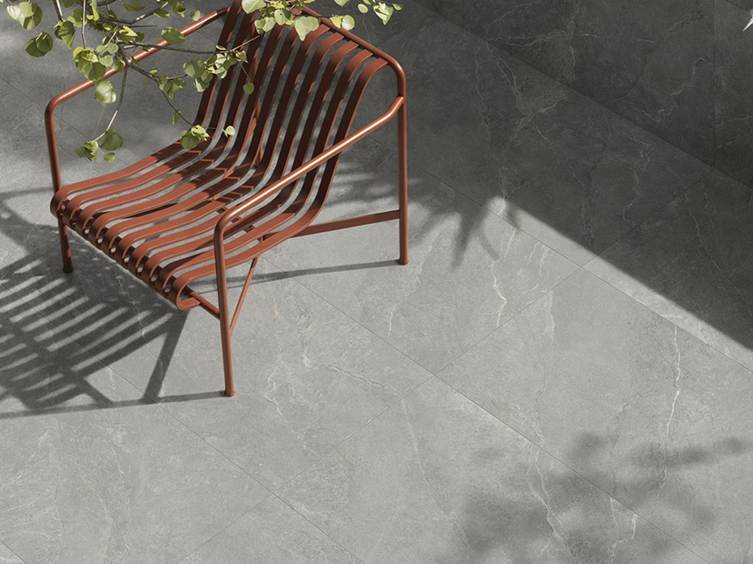 Уличная плитка светло-серого оттенка с текстурой натурального камня