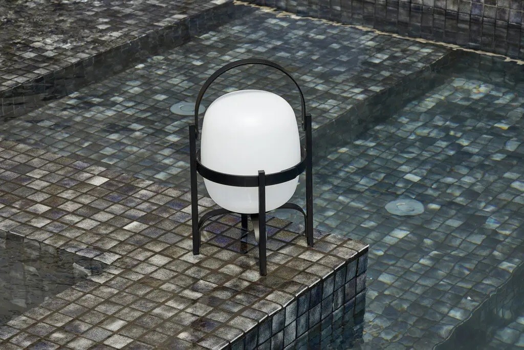 Для облицовки бассейна выбрана экологичная мозаика черного цвета.