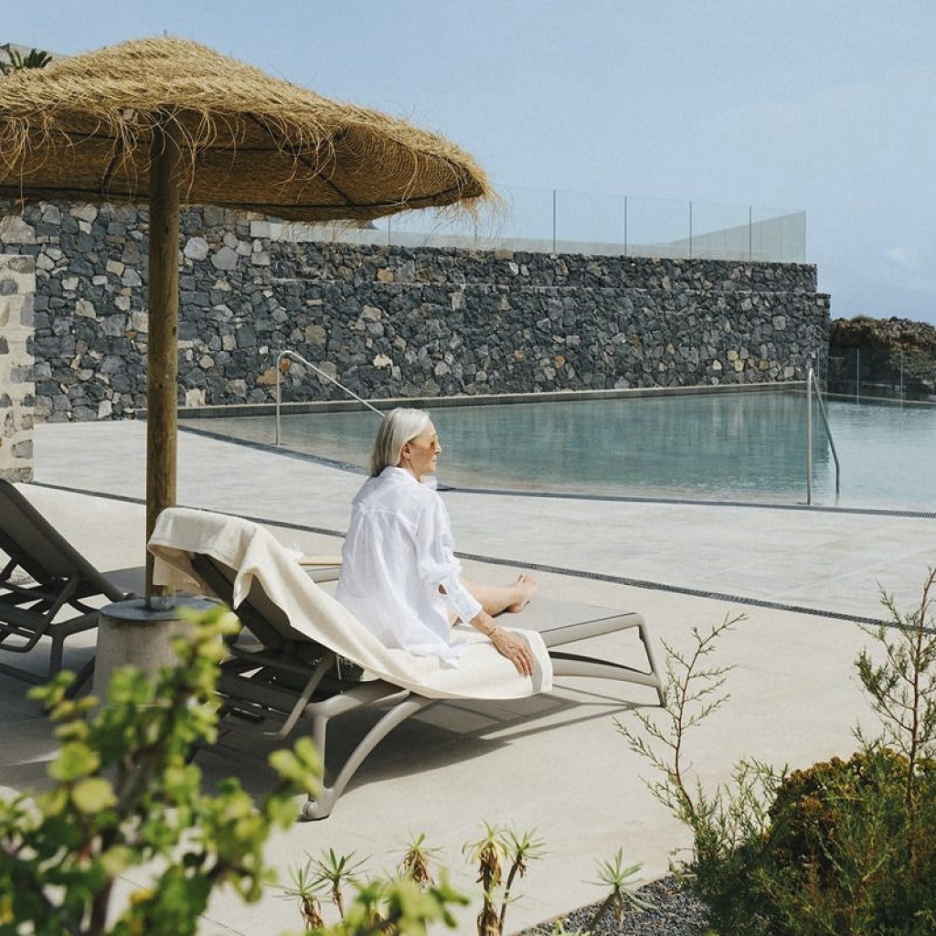 Вид на террасы и открытый бассейн отеля Bancal Hotel & Spa, облицованные плиткой Argenta Вид на террасы и открытый бассейн отеля Bancal Hotel & Spa, облицованные плиткой Argenta