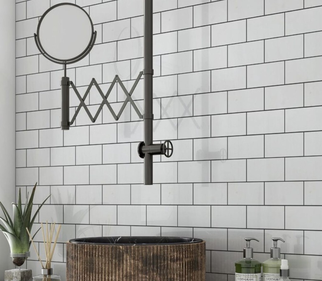 белая плитка с контрастной затиркой