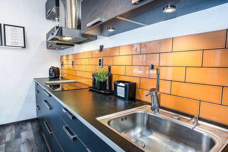 Ярко оранжевая плитка на кухонном фартуке