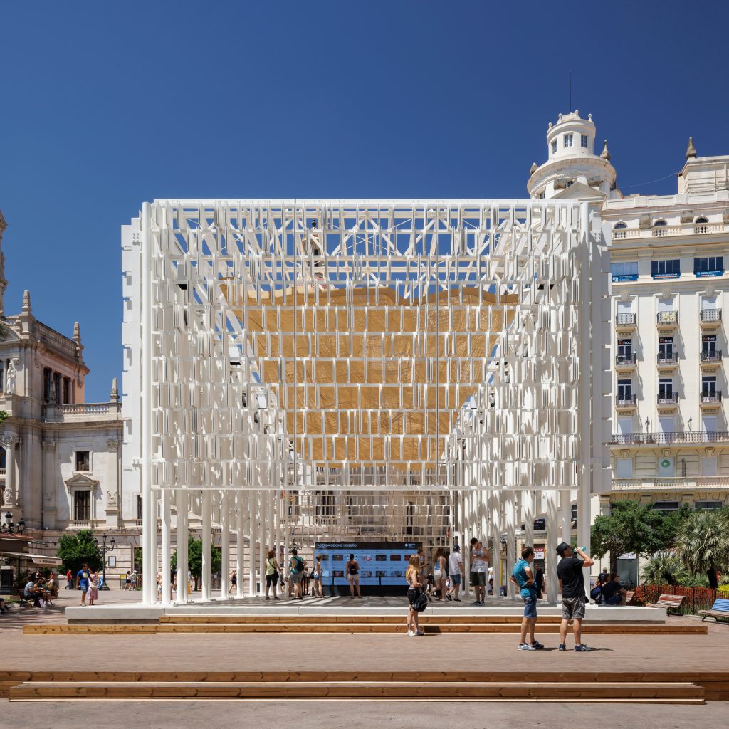 Временный павильон Ágora Valencia на площади Муниципалитета Валенсии Временный павильон Ágora Valencia на площади Муниципалитета Валенсии