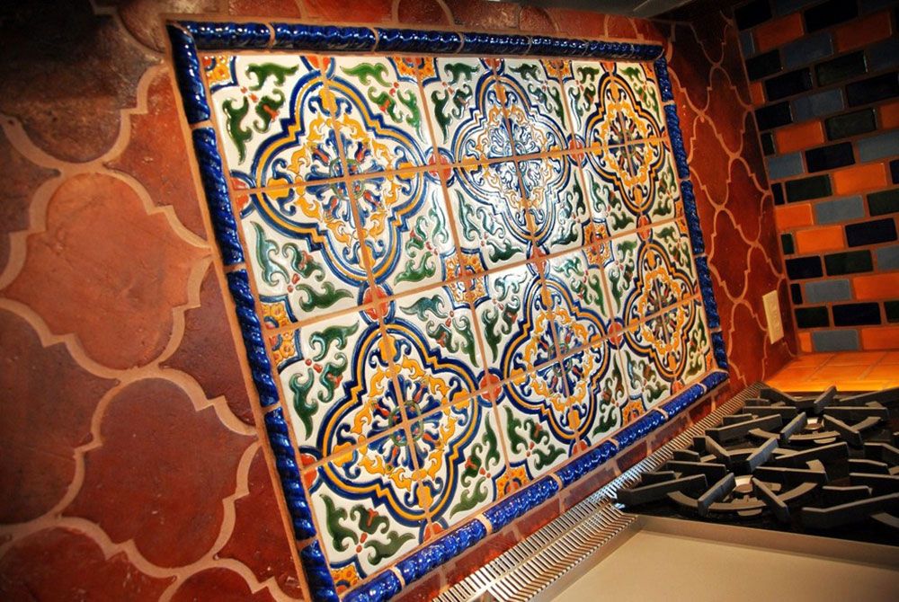 Традиционный средиземноморский орнамент на фоне терракотовой плитки