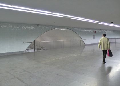 Станция метро под землей.