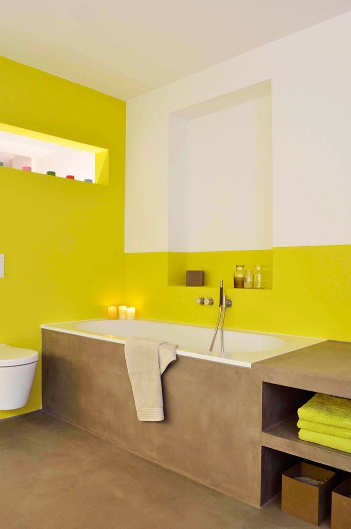 Светло-коричневый, белый и ярко-желтый составили великолепную цветовую комбинацию в этой ванной комнате