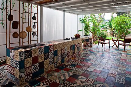 Настоящим украшением интерьера стал пол, облицованный разноцветной керамической плиткой.